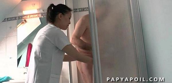  Papy se tape sa jeune infirmiere asiat apres la douche